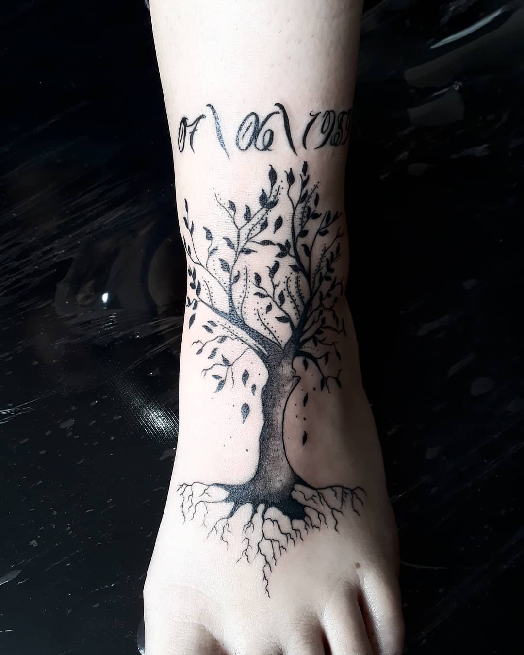 容小姐脚背创意树英文字纹身图案