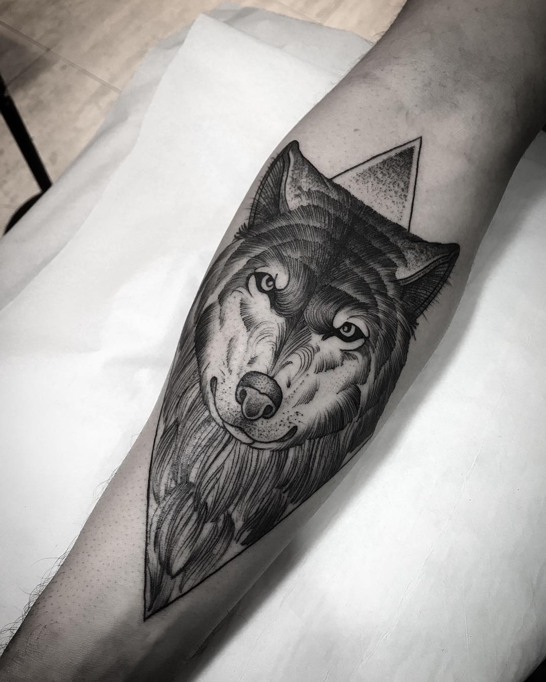 籍先生小臂写实狼纹身图案
