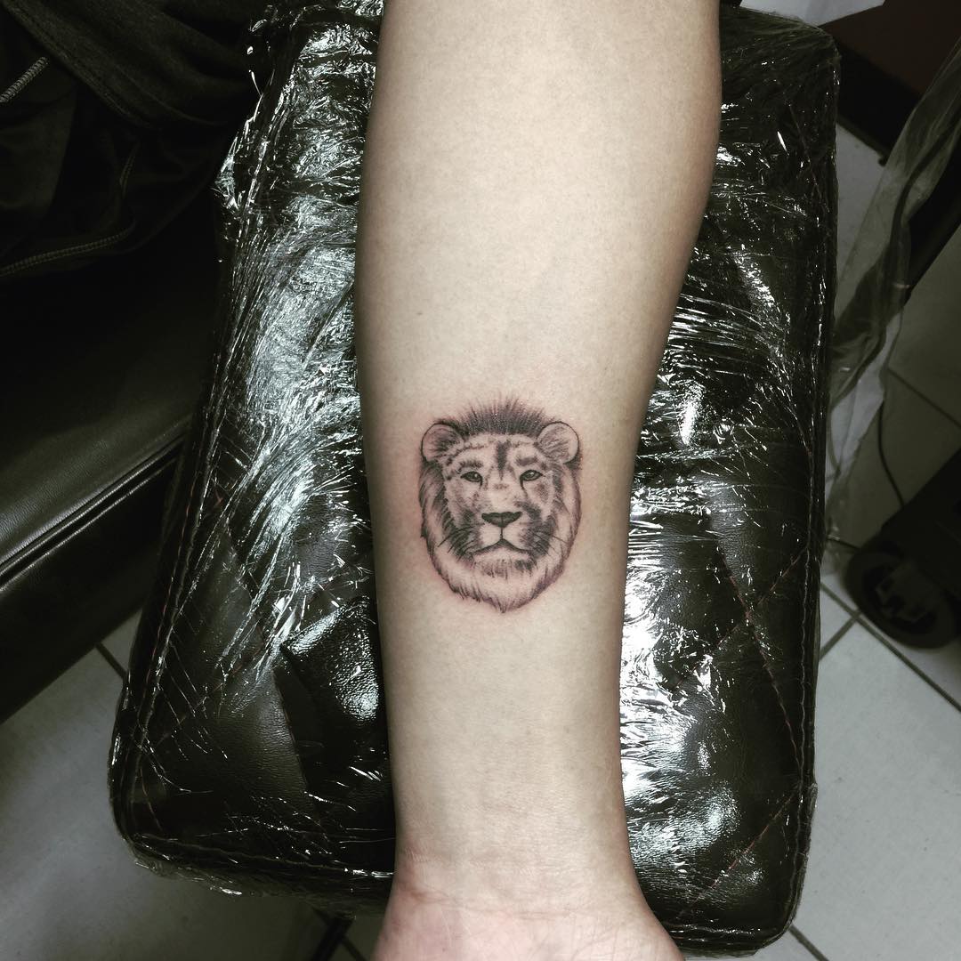 做律师助理的朱小姐小臂狮子纹身图案